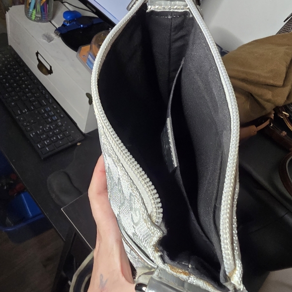 Gucci Silver Guccisima Crossbody Bag - Picture 11 of 16